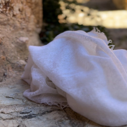 THE ESSENTIAL CASHMERE SHAWL